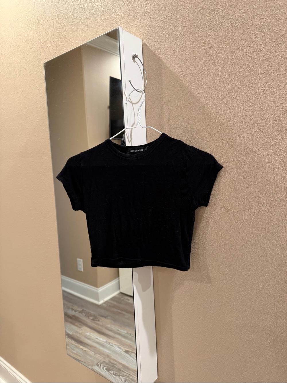 PrettyLittleThing Black Short Sleeve Crop Top